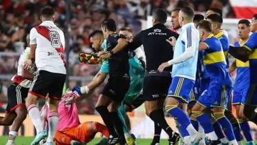 Boca y River en plena pelea durante un Superclásico.