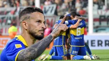 Darío Benedetto con la camiseta de Boca y de fondo, compañeros suyos de Boca.