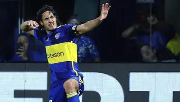 Edinson Cavani realizando su festejo de arco y flecha en Boca.