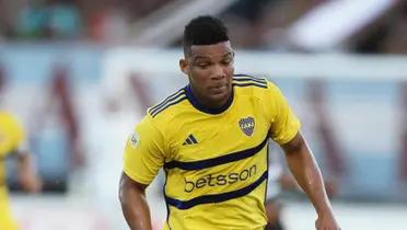 Frank Fabra en acción con la camiseta suplente de Boca.