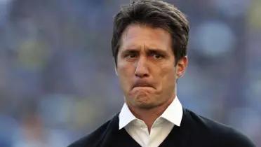 Guillermo Barros Schelotto de traje dirigiendo a Boca.