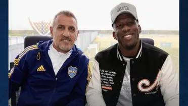 Luis Advíncula firmando su contrato con Boca junto a Raúl Cascini.