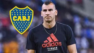 Nahuel Guzmán junto al escudo de Boca Juniors.