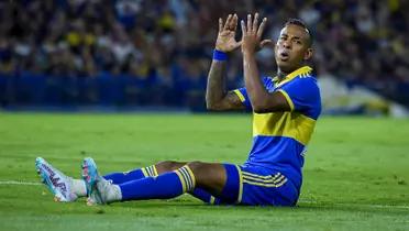 Sebastián Villa en el césped con la camiseta de Boca.