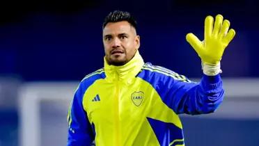 Sergio Romero luciendo una campera de Boca Juniors.