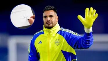 Sergio Romero luciendo una campera de Boca y sus guantes.