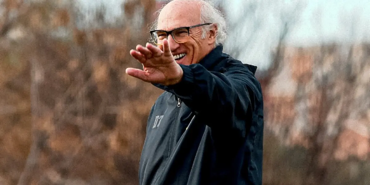 Carlos Bianchi con el buzo de DT de Boca.