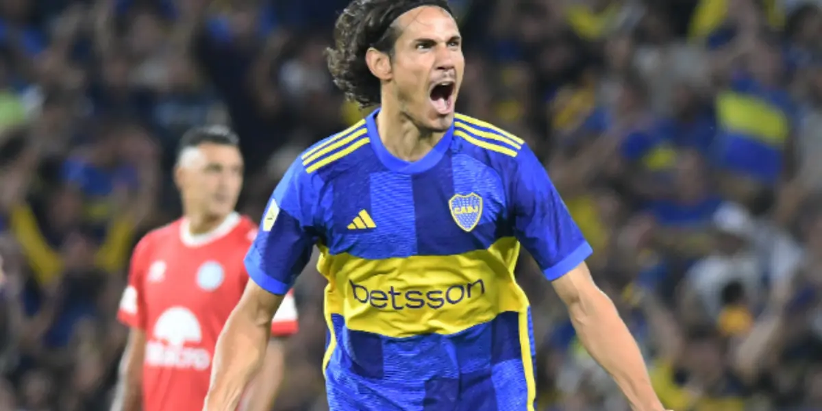 Edinson Cavani festejando uno de sus goles con Boca.