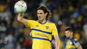 Edinson Cavani con la pelota durante el Boca vs Sportivo Trinidense.