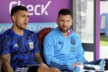 El ex Boca y el capitán de la Selección Argentina se divierten en el banco de suplentes.