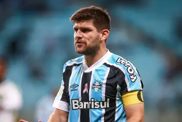 El zaguero central confirmó que se quedará en Gremio, pero también se refirió a la posibilidad de jugar en Boca.