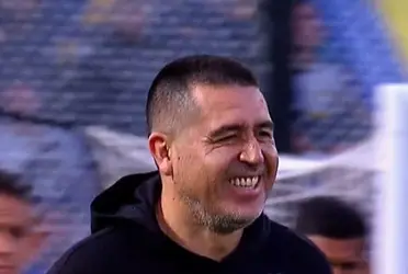 Juan Román Riquelme apareció en escena tras la consagración y fue el gran ovacionado de la tarde.