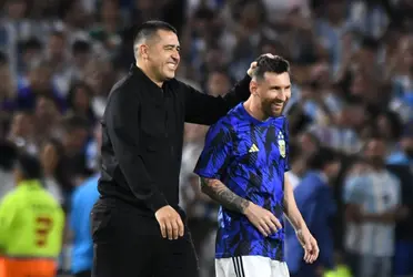 Juan Román Riquelme estuvo presente en el campo de juego de la Bombonera previo a Argentina - Uruguay.