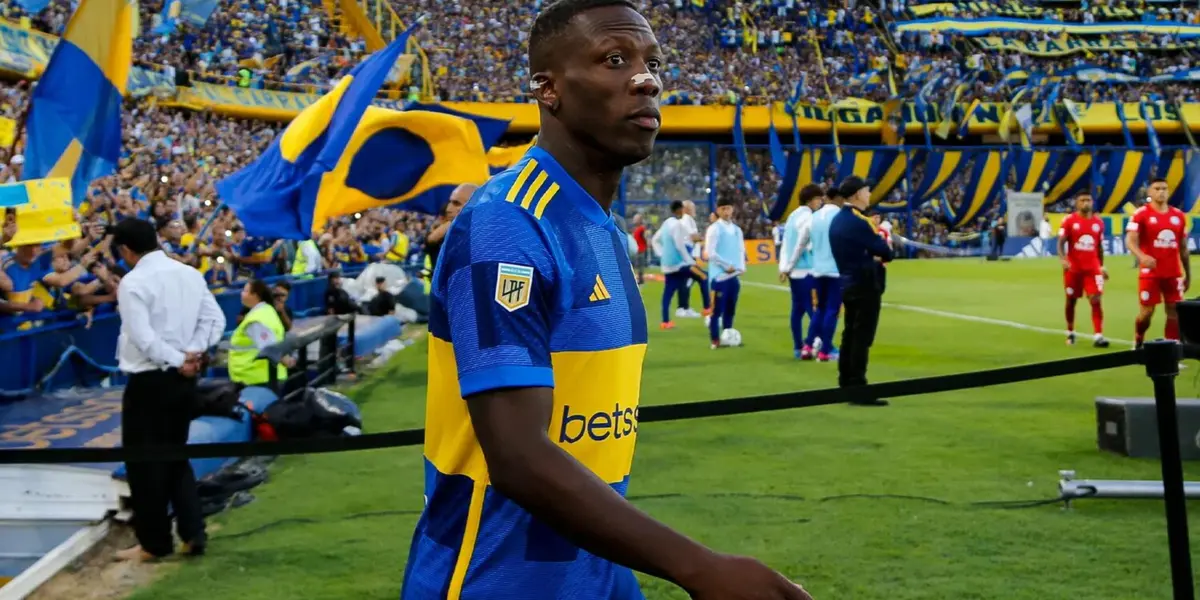 Luis Advíncula ingresando al campo de juego de la Bombonera.