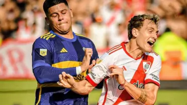 Marcos Rojo atendiendo a Colidio en el Superclásico.