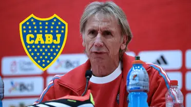 Ricardo Gareca en conferencia de prensa con la indumentaria de la Selección de Chile.